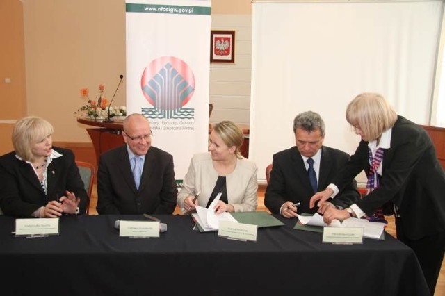 Wczoraj w kieleckim ratuszu podpisano umowę na dofinansowanie budowy Zakładu Unieszkodliwiania Odpadów dla miasta Kielce i powiatu kieleckiego w Promniku.