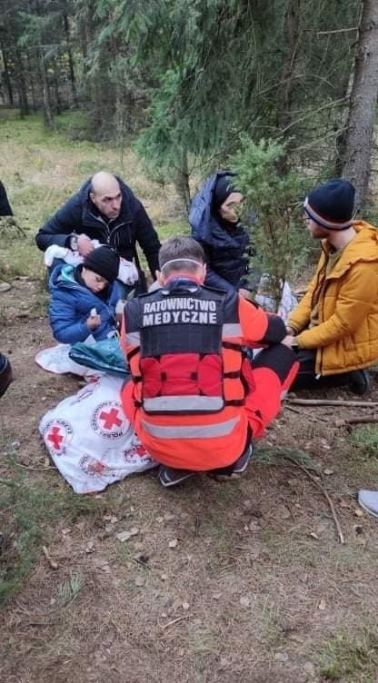 Grupa Ratownictwa Polskiego Czerwonego Krzyża w Kielcach pomagała potrzebującym na granicy Polski i Białorusi. Zobaczcie zdjęcia
