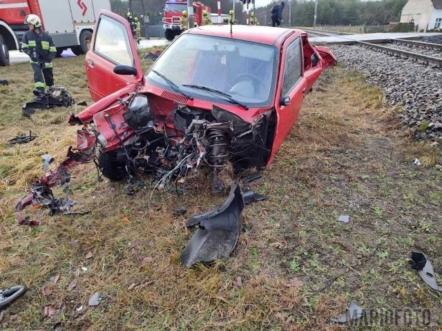 Osobowy fiat nie miał szans w zderzeniu z pociągiem.