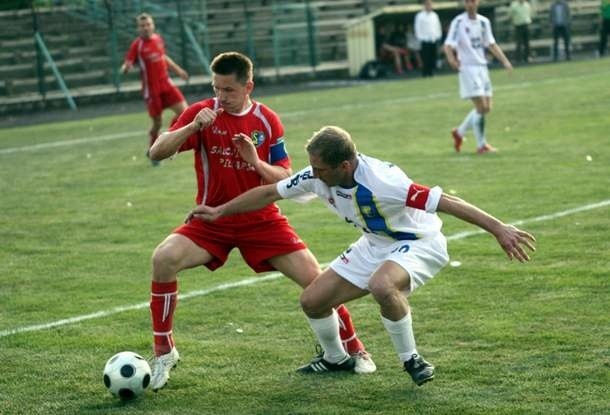 Janusz Hynowski (czerwony strój) z Siarki Tarnobrzeg rywalizuje z Markiem Węgrzynem (biały strój) z Stali Sanok nie tylko na boisku, ale także w naszym rankingu.