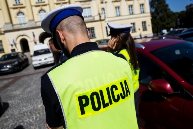 Protest policjantów trwa już od kilku miesięcy. Od kilku dni funkcjonariusze masowo biorą zwolnienia L4. Choć oficjalnie nikt nie chce tego łączyć z protestem, to nie da się ukryć, że jest to część akcji. Czego domagają się policjanci. Jakie postawili warunki? Czytaj na kolejnych slajdach --->Flesz - wypadki drogowe. Jak udzielić pierwszej pomocy?