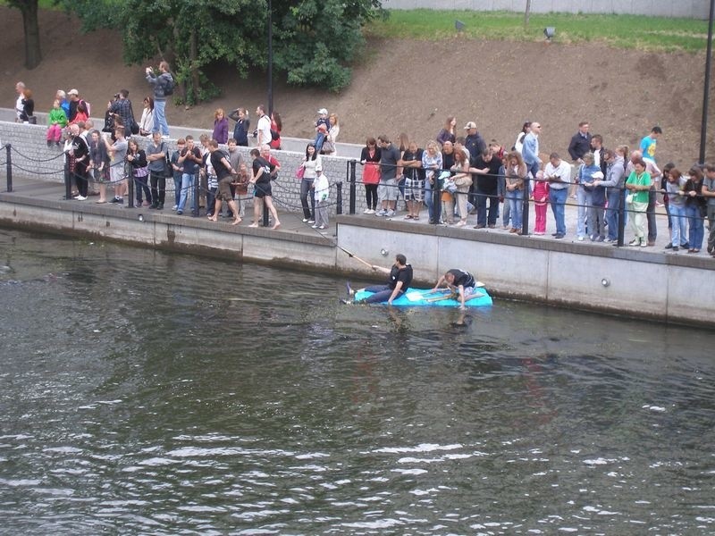 Ster na Bydgoszcz. Drużyna "Gazety Pomorskiej" pierwsza w wyścigu łodzi butelkowych w kategorii "media"