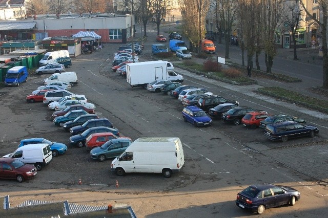 Po wyprowadzce handlowców na placu powstał bezpłatny parking.