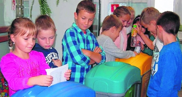 Dzieci ze szkoły w Krasocinie doskonale wiedziały, jak należy segregować odpady komunalne i jakie kolory koszy odpowiadają danym śmieciom.