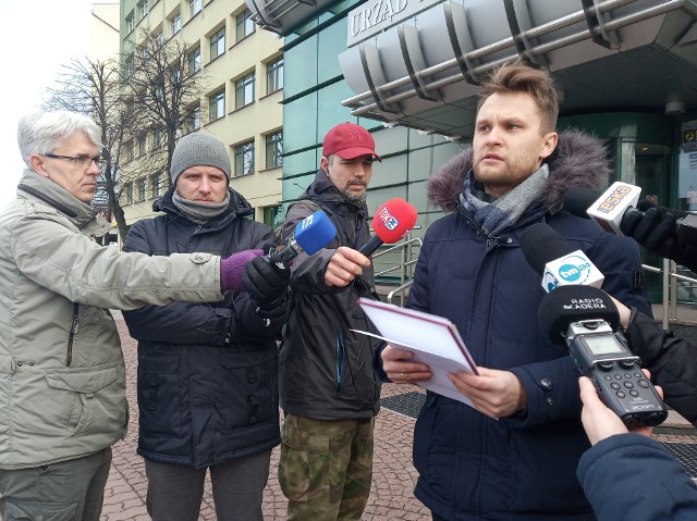 Poseł Krzysztof Truskolaski z PO przekazał marszałkowi protest podpisany przez ponad 60 mieszkańców bloku przy Kopernika