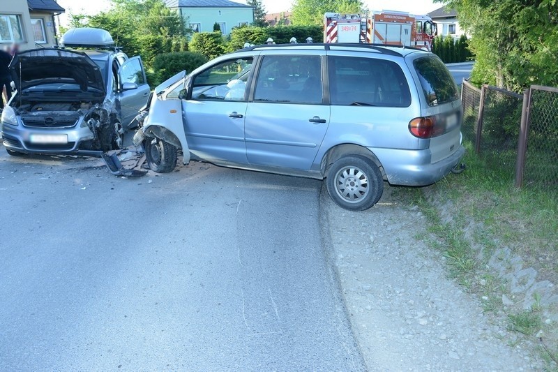 W Rogach doszło do czołowego zderzenia dwóch samochodów osobowych. Ranna została jedna osoba [ZDJĘCIA]