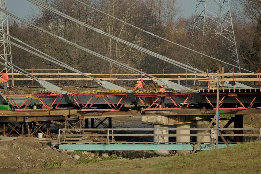 Nowy most na Bystrzycy wchodzi w kolejną fazę budowy. Zobacz, co już zostało zrobione