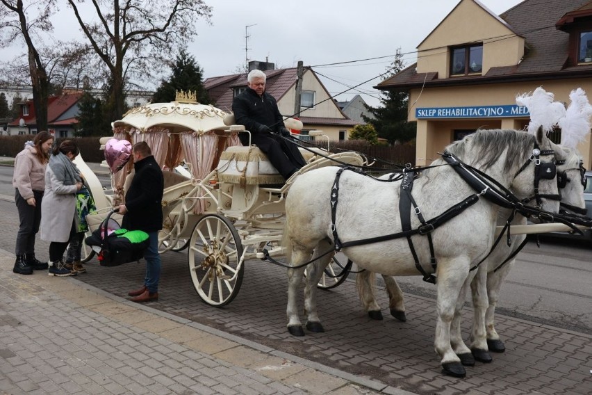 Szczęśliwy tata po nowonarodzoną córeczkę przyjechał do szpitala królewska karetą! Kupił ją specjalnie na to wydarzenie.