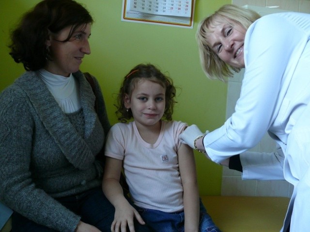 We wtorek 6-letnia Weronika Kozieł z Dankowa Dużego - uczennica zerówki w Szkole Podstawowej w Kurzelowie - zaszczepiła się na meningokoki
