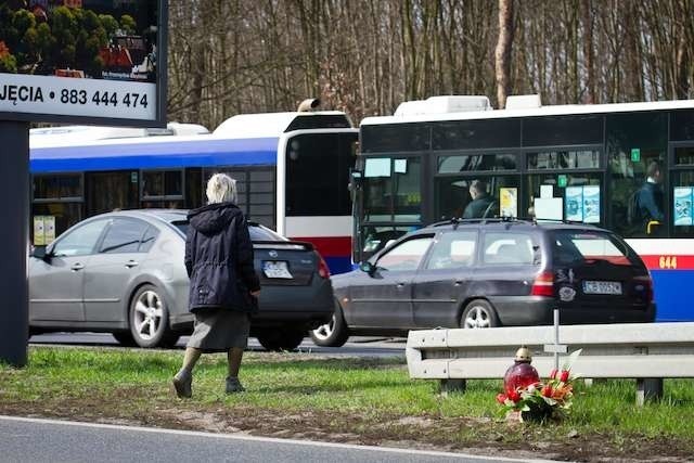 Piesi często przechodzą w tym niebezpiecznym miejscu. Nie odstraszają ich stojące pod kładką znicze i krzyże