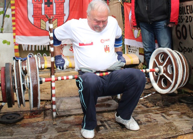 To był - jak solennie obiecuje rekordzista - ostatni rekord świata Jerzego Krzciuka w pompkach tyłem ze sztangą.