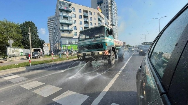 Władze miasta zapewniają, że białostockie ulice od lat są schładzane wodą