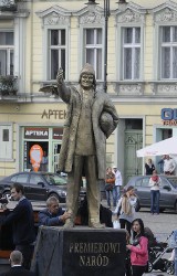 Złoty pomnik premiera Tuska wjechał na Stary Rynek w Bydgoszczy [zdjęcia, wideo]