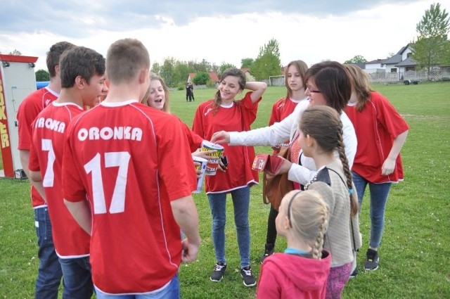 W trakcie pikniku majowego na stadionie Oronki wolontariusze, szkolni koledzy Magdy Orzechowskiej zbierali do puszek pieniądze na jej rzecz. Wszyscy dopingują ją w powrocie do zdrowia.