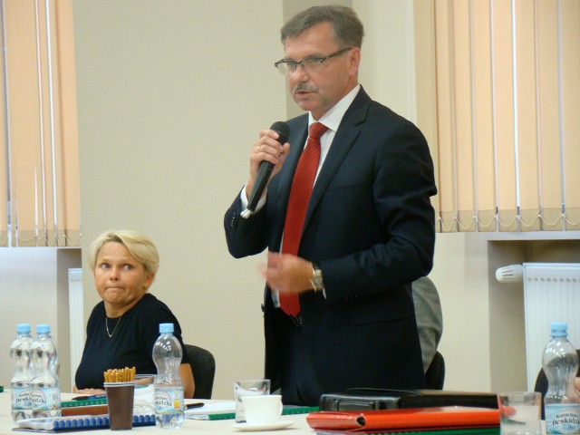 Burmistrz Jacek Latko może czuć się doceniony przez radnych, którzy zdecydowali się bronić jego pensji wbrew rozporządzeniu