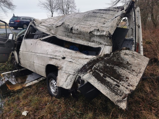 W okolicach Parsowa bus zjechał z drogi o wpadł do rowu. Kierowca był trzeźwy, jechał jednak najprawdopodobniej z nadmierną prędkością. Został przez policjant&oacute;w pouczony.Zobacz także: Świdwin: Wypadek na skrzyżowaniu między miejscowościami Ciechnowo i Jastrzębniki. Autobus zderzył się z osob&oacute;wką&lt;script async defer class=&quot;XlinkEmbedScript&quot;  data-width=&quot;640&quot; data-height=&quot;360&quot; data-url=&quot;//get.x-link.pl/05036b25-2e72-4844-51dd-2d1148ce01be,5b610750-cf55-7410-701a-f432574c4540,embed.html&quot; type=&quot;application/javascript&quot; src=&quot;//prodxnews1blob.blob.core.windows.net/cdn/js/xlink-i.js?v1&quot; &gt;&lt;/script&gt;