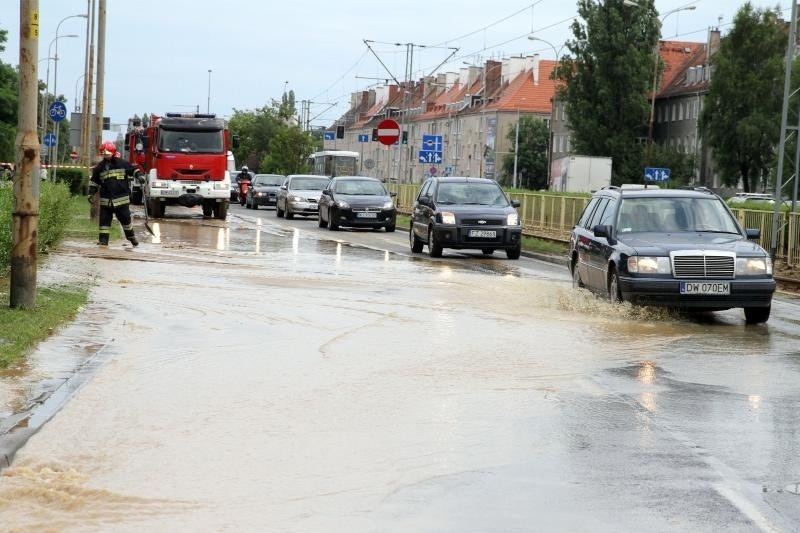 13.07.2013. Awaria wodociągu przy ul. Hallera i...