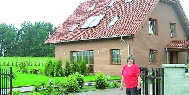 Gospodyni przedstawia swój dom pasywny w miejscowości Bojano pod Gdańskiem. Taki budynek nie ma komina.