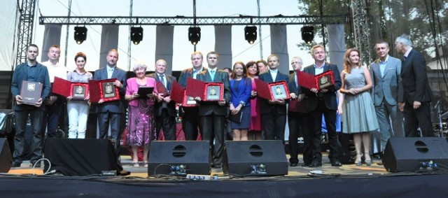 Pamiątkowe zdjęcie laureatów, członków kapituły i wręczających nagrody