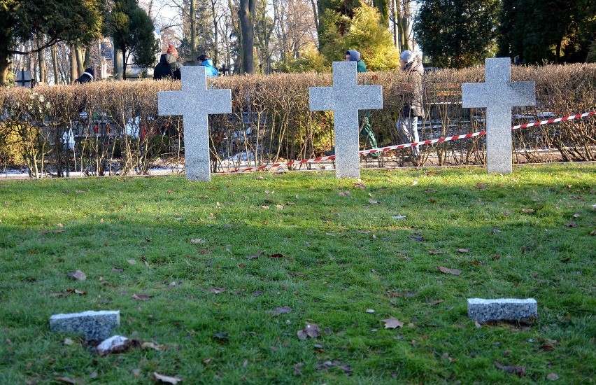 10 krzyży z kwater przy ul. Białej z okresu II wojny...