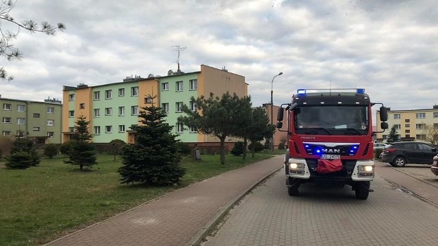 Zastęp OSP Potęgowo rozgłaszający komunikaty ostrzegawcze.