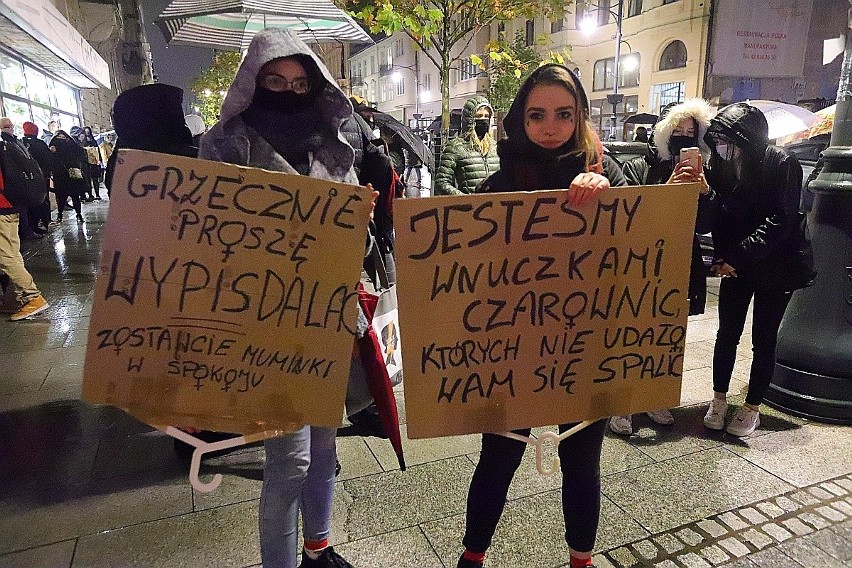 Protest kobiet w Łodzi. Protest pod siedzibą PiS na Piotrkowskiej przerodził się w marsz ulicami miasta ZDJĘCIA
