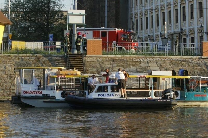 Wrocław: Strażacy i policjanci szukali pływającego w Odrze mężczyzny (ZDJĘCIA)