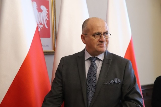 Zbigniew Rau w oświadczeniu wpisał, że jego żona zarobiła w 2018 r. 173 tys. zł.
