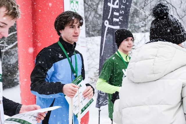 Szymon Twardoń ze złotym medalem i dyplomem za zajęcie pierwszego miejsca w biegach przełajowych