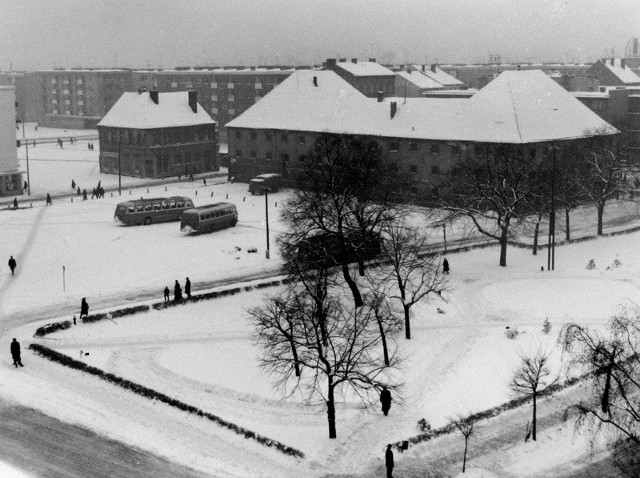 Zasypane śniegiem centrum, zdjęcie na pewno wykonano przed 1968 r., bo wtedy rozebrano stary pruski Arsenał