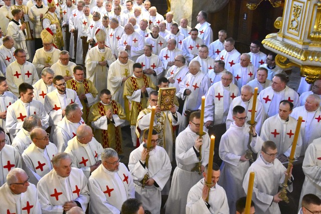 W czwartek o godzinie 9 w Bazylice Katedralnej w Kielcach odprawiona została Msza Krzyżma. Uczestniczyli w niej trzej biskupi diecezji kieleckiej - ordynariusz Jan Piotrowski i biskupi pomocniczy - Marian Florczyk i Andrzej Kaleta. Było też ponad stu księży z całej diecezji. -Pozdrawiam Was serdecznie, drodzy kapłani, w tym wyjątkowym dniu, jakim jest Wielki Czwartek. I pozdrawiam wszystkich, którzy modlą się z nami w tej świątyni - mówił rozpoczynając homilię biskup Jan Piotrowski. - Wiemy, że Boży wybór na drodze do kapłaństwa nie jest jakimś przywilejem, jeszcze mniej awansem na zaszczytny urząd, ani też odpowiedzią na otrzymane naturalne talenty, jakimi Pan Bóg nas obdarzył. Jest powołaniem do świadectwa prawdzie, aby świecić niczym pochodnia. Z drugiej strony Słowo Boże i to nieustanne wołanie Jezusa "Pójdź za mną" nie może być zgaszone przez opór, który by się w nas pojawił, osobiste interesy, upodobania, czy pragnienie niezaangażowania się w nic, co by wymagało jakiegokolwiek wysiłku. Ojciec święty Franciszek mówiąc dwa lata temu do kapłanów kolumbijskich przypomniał, że powołanie nie jest ciężkim brzemieniem odbierającym nam radość. Wręcz przeciwnie - tę radość daje. Co więcej, Bóg nie chce, abyśmy byli pogrążeni w smutku, który jest jednym ze złych duchów, który często chce zagościć w naszym kapłańskim sercu, aby opanować naszą duszę, umysł, nasze ewangeliczne wyzwania i marzenia. Nasza radość ma być świadectwem bliskości i miłości Boga. Jesteśmy szafarzami tych dóbr, które nie są naszą własnością, bo łaska jest własnością samego Boga, my jesteśmy tylko jej szafarzami - podkreślił biskup Jan Piotrowski.     Podczas Mszy Krzyżma biskup Jan Piotrowski poświęcił olej chorych, konsekrował również Krzyżmo Święte. Wszyscy księża odnowili też swoje przyrzeczenia, które złożyli w dniu święceń prezbiteratu.Wieczorem rozpoczyna się Święte Triduum Paschalne. Plan uroczystości w Bazylice Katedralnej w Kielcach: godzina 18 – Msza Wieczerzy Pańskiej - przewodniczy jej biskup kielecki Jan Piotrowski, a homilię wygłosi biskup Andrzej Kaleta. Po Mszy świętej przeniesienie Najświętszego Sakramentu do Ołtarza Wystawienia (Ciemnicy). Adoracja do godziny 24.00.Biskup Marian Florczyk będzie przewodniczył mszy świętej Wieczerzy Pańskiej o godzinie 18 w kościele świętego Maksymiliana Marii Kolbego w Kielcach.Dorota Kułaga