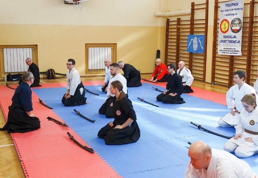 Głównym celem wspólnych treningów kenjutsu jest wymiana...