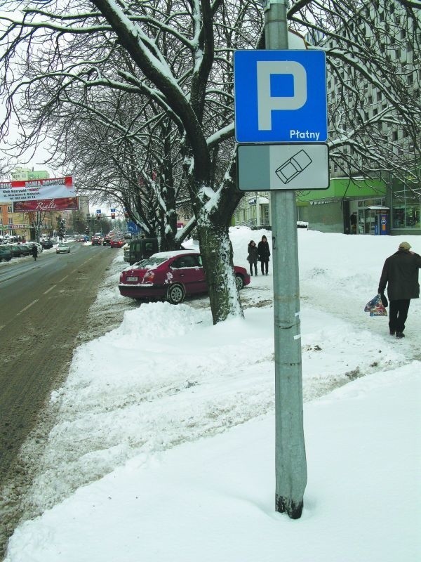 Wczoraj miejsca parkingowe w centrum miasta były zasypane. Kierowcy przed Centralem musieli wjeżdżać w śnieg. W weekendy w sterefie płatnego parkowania można zostawiać auta bez opłat. Ale w tygodniu na ulgi nie ma co liczyć.