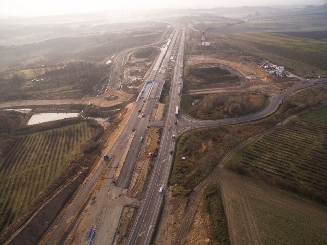 Fragmenty budowanej trasy S5 oraz obecnej drogi krajowej nr 5 w okolicach węzła Trzebnica