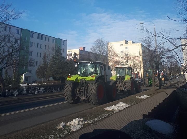 Ulica Mickiewicza i przejeżdżające nią powoli ciągniki