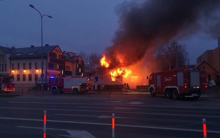 Białystok: Pożar domu przy ul. Wiejskiej. Dym było widać w całym mieście (zdjęcia)