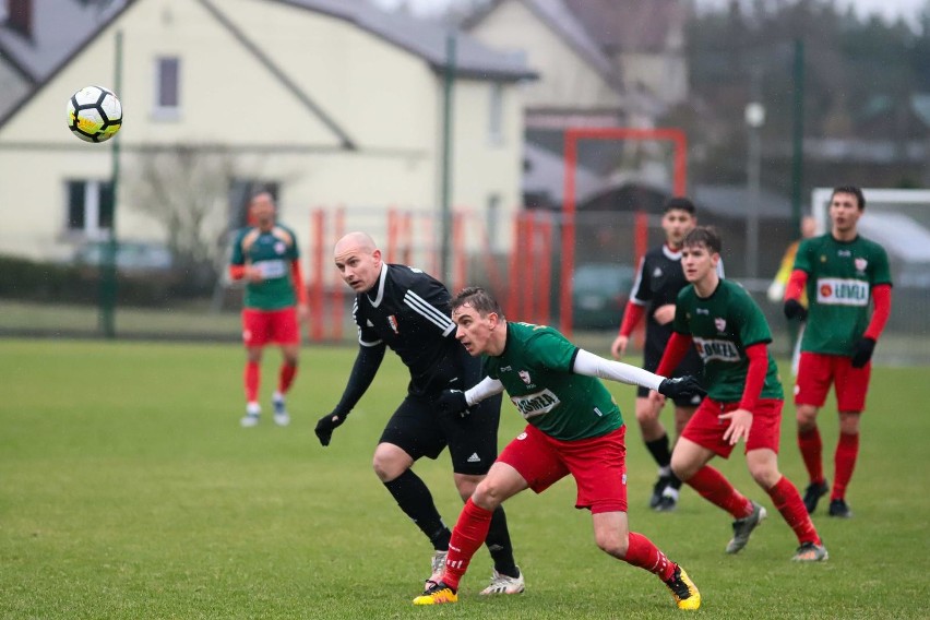 Piłkarze KS Michałowo (ciemne stroje) zagrają w półfinale z...