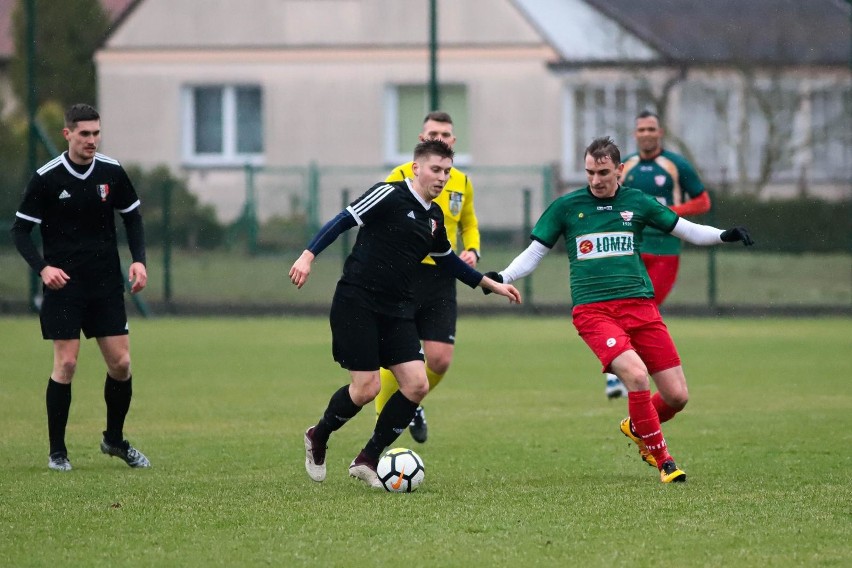 Piłkarze KS Michałowo (ciemne stroje) zagrają w półfinale z...