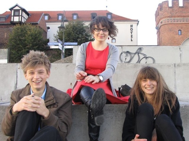 Ania Wawrzonkowska (w środku) z nowymi przyjaciółmi na toruńskim, nadwiślańskim bulwarze
