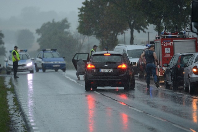 Na drodze krajowej nr 55 w powiecie chełmińskim doszło do tragicznego wypadku drogowego z udziałem funkcjonariusza pełniącego służbę na motocyklu. Funkcjonariusze pod nadzorem prokuratora ustalają okoliczności tego tragicznego w skutkach zdarzenia. W piątek (13.07.2018) około godz. 7.40 na drodze krajowej nr 55 w miejscowości Wabcz doszło do wypadku drogowego z udziałem funkcjonariusza pełniącego służbę na motocyklu. Pomimo reanimacji nie udało się go uratować.   Policjanci na miejscu ustalają okoliczności i przyczyny zdarzenia pod nadzorem prokuratora. Policjant (31l.) pełnił służbę w Policji od 11 lat. Jak powiedziała nas Grażyna Wiąceki, zastępca prokuratora rejonowego z Chełmna na razie nic nie wskazuje na to, żeby w zdarzeniu brał udział jakikolwiek inny pojazd. Policjant na motocyklu najprawdopodobniej wpadł w poślizg, uderzył w znak i wpadł do rowu, w wyniku czego poniósł śmierć na miejscu.W momencie rozpoczynania służby o godz. 6 warunki pogodowe pozwalały na pełnienie służby na motocyklu. Około godz. 7.30 zaczął padać ulewny deszcz i policjant otrzymał dyspozycję powrotu do komendy, zostawienia motocykla i zamiany go na radiowóz. Do wypadku doszło w czasie powrotu funkcjonariusza do KPP w Chełmnie.  Policja wprowadziła żałobę. Na stronie o zmarłym policjancie możemy przeczytać: Mł. asp. Marek Mieczkowski miał 31 lat. Służbę w Policji rozpoczął 1 lutego 2007 roku. Policjant pozostawił żonę i dwójkę dzieci. Rodzina zmarłego tragicznie funkcjonariusza została objęta opieką psychologa.