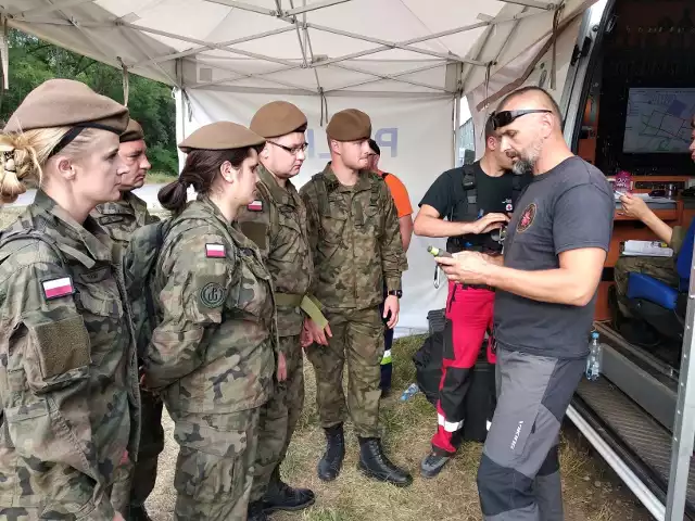 Terytorialsi z Radomia w piątek przeszukiwali tereny wzdłuż autostrady A2, w sztabie akcji odebrali informacje o swoich zadaniach.