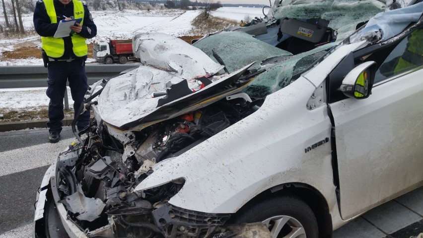 Wypadek na autostradzie A4 w rejonie Zimnej Wódki. Hybrydowa toyota zderzyła się z ciężarówką