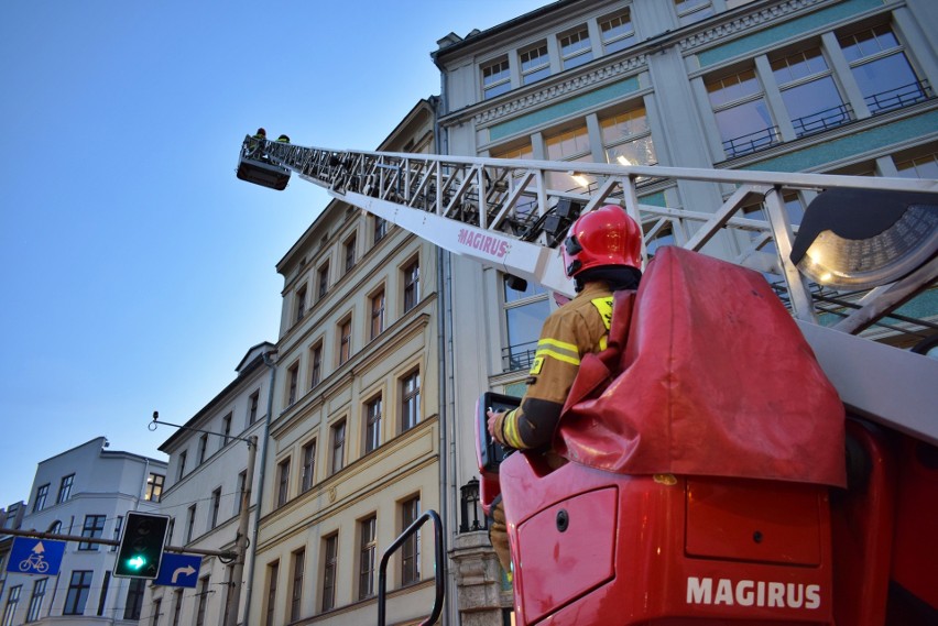 Akcja strażaków w centrum Wrocławia. Usuwano sople z budynku