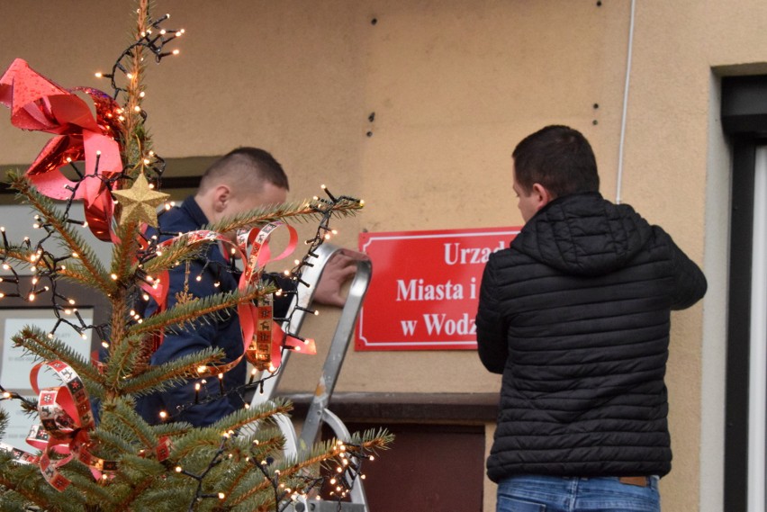 Wodzisław - 45 miastem w Świętokrzyskiem. Na ratuszu zamontowano już nowe tabliczki! (GALERIA)