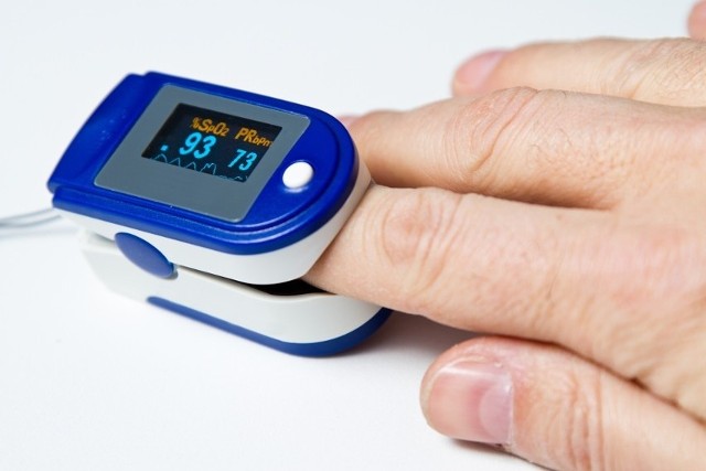 Pulsoksymetr pozwala monitorować poziom saturacji, czyli nasycenia krwi tętniczej tlenem.