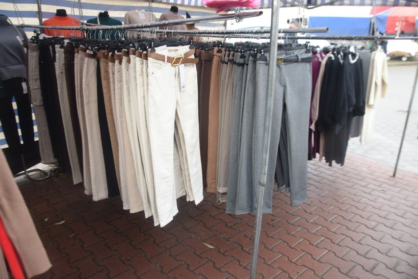 Ubrania, buty, skarpety, biustonosze, firany – tym handlowano w Przysusze we wtorek 14 listopada na targowisku. Zobaczcie zdjęcia