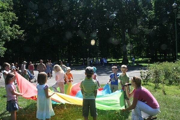 Kilkanaście przypadkowych dzieciaków bawiło się na festynie w Zwierzyńcu.