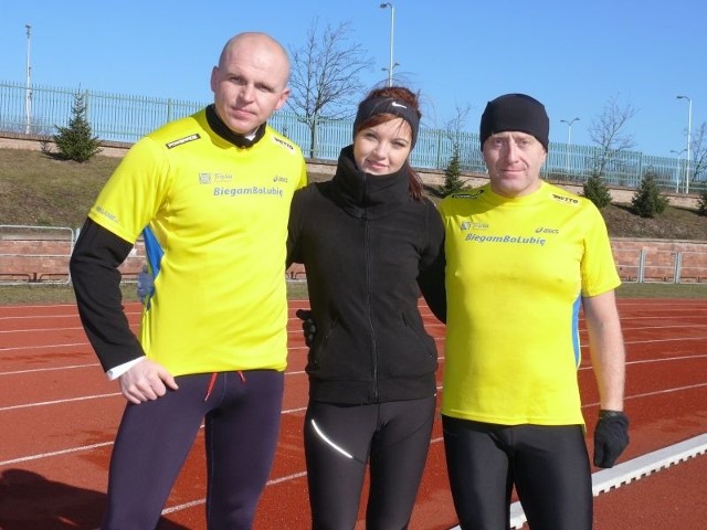 Szymon Garycki (z lewej), Iwona Różycka i Bartłomiej Kozłowski zapraszają do biegania. Akcja "Biegam Bo Lubię&#8221; w Kielcach rusza 17 marca.
