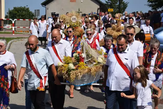 Poszczególne sołectwa gminy Wierzbica przygotowały wieńce dożynkowe. Uroczysty przemarsz ulicami odbył się tuż po mszy świętej.