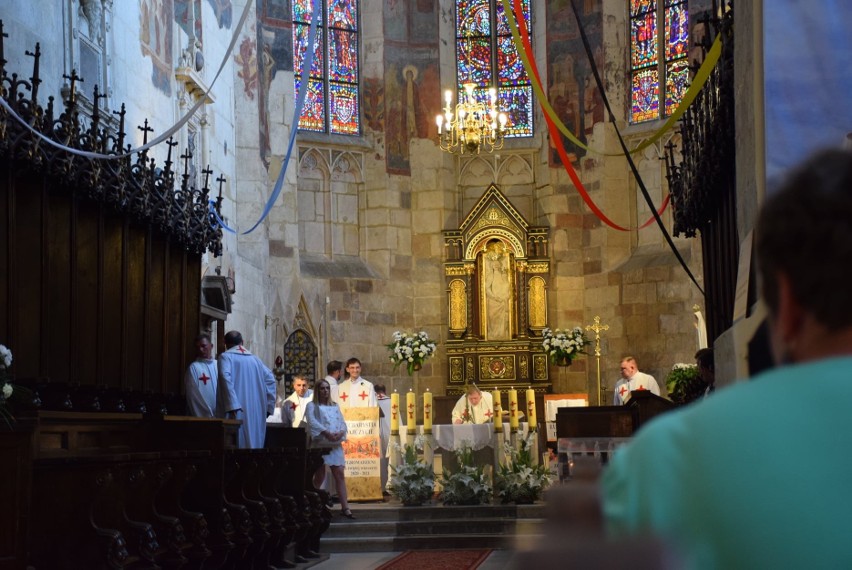 Młodzież z diecezji kieleckiej spotkała się w Wiślicy. Była msza święta z biskupem Janem Piotrowskim, koncert i warsztaty [ZDJĘCIA]